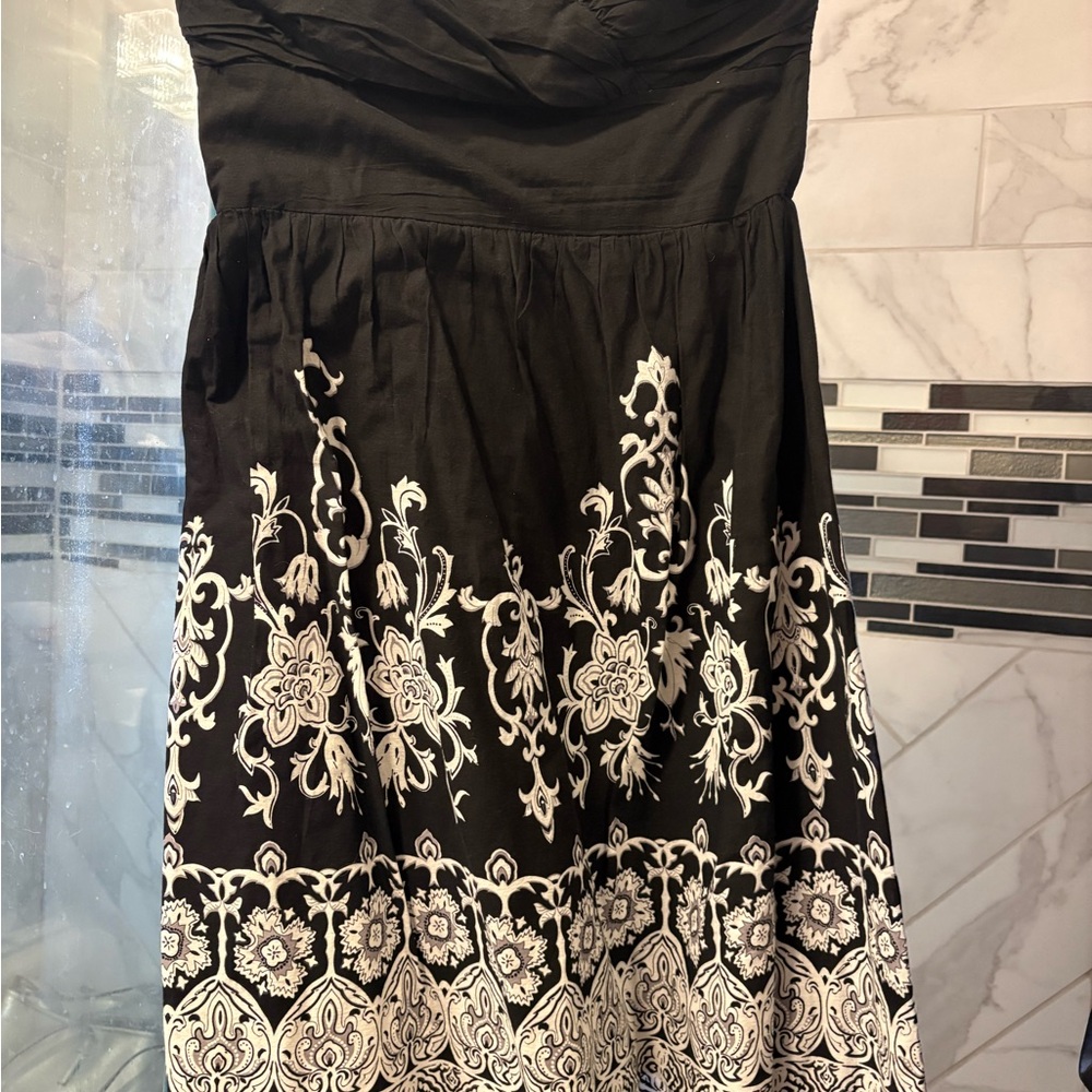 White House Black Market Strapless Black and White Dress‎